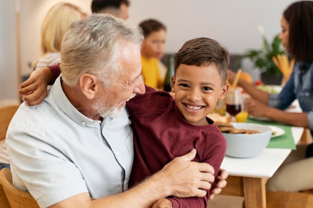 Gelukkige familie die samen uit eten gaat