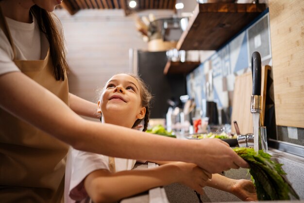 Gelukkige familie die samen van tijd geniet