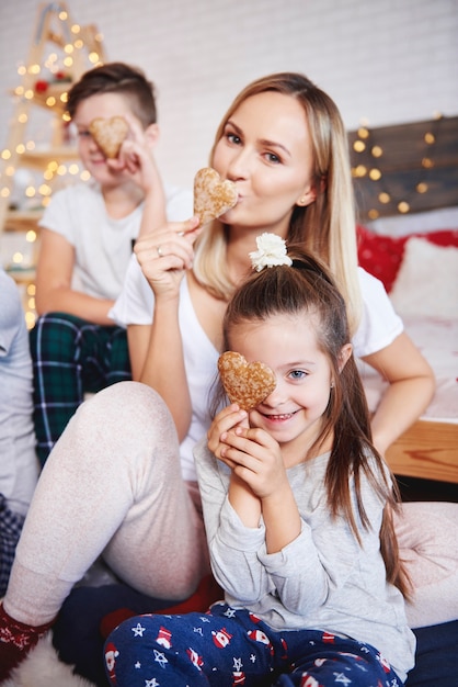 Gelukkige familie in de kersttijd