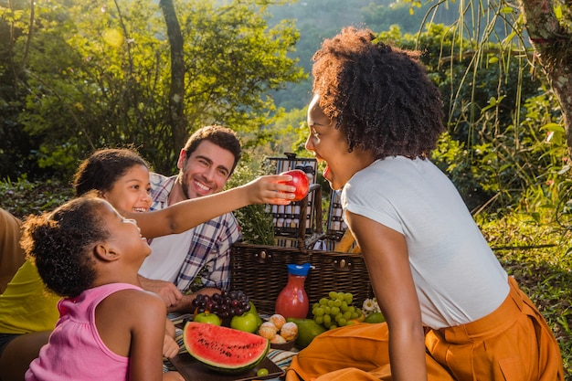 Gratis foto gelukkige familie met een picknick