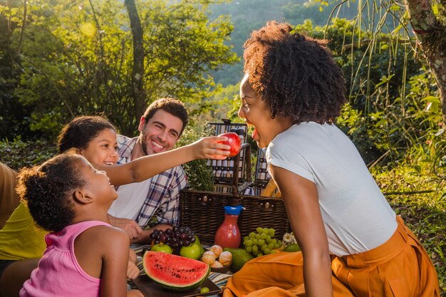 Gelukkige familie met een picknick