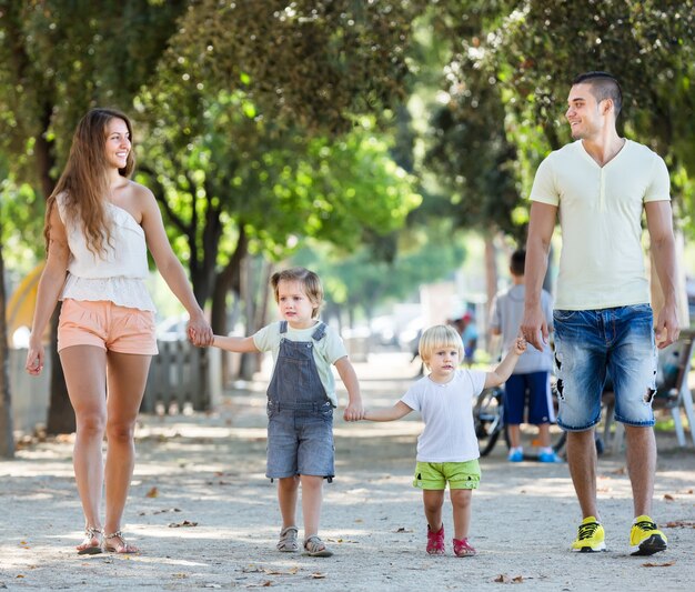 Gelukkige familie met kinderen die vakantiedag houden