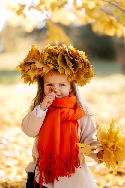 Gratis foto gelukkige familie op herfstwandeling