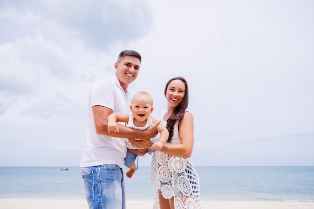 Gelukkige familie op vakantie met kleine babyjongen