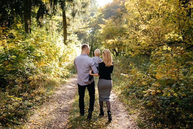 Gelukkige familie spelen en lachen in herfst park