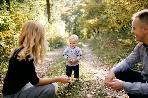 gelukkige familie spelen en lachen in herfst park