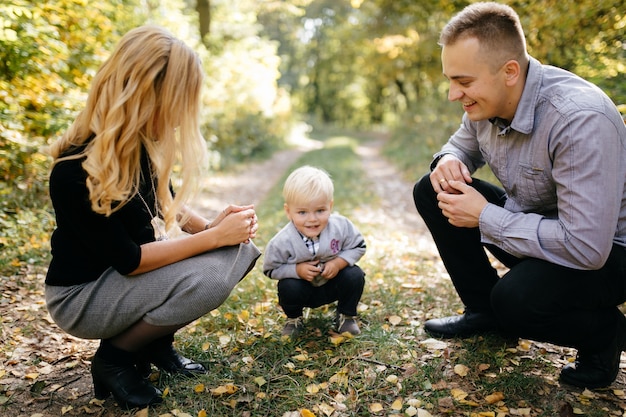 gelukkige familie spelen en lachen in herfst park