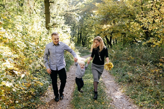 gelukkige familie spelen en lachen in herfst park