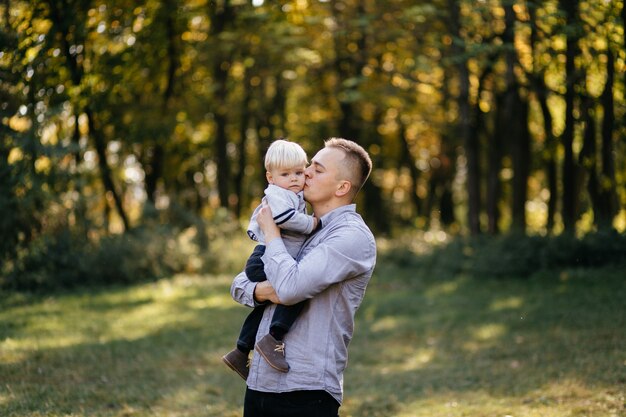 gelukkige familie spelen en lachen in herfst park