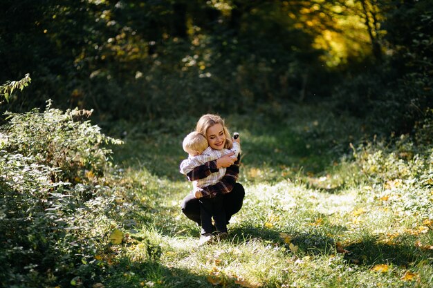 gelukkige familie spelen en lachen in herfst park