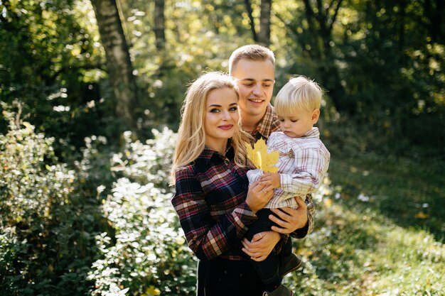 gelukkige familie spelen en lachen in herfst park