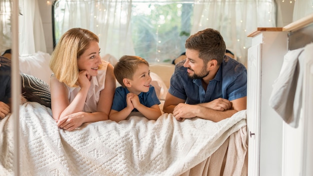 Gelukkige familie tijd doorbrengen in bed in een caravan