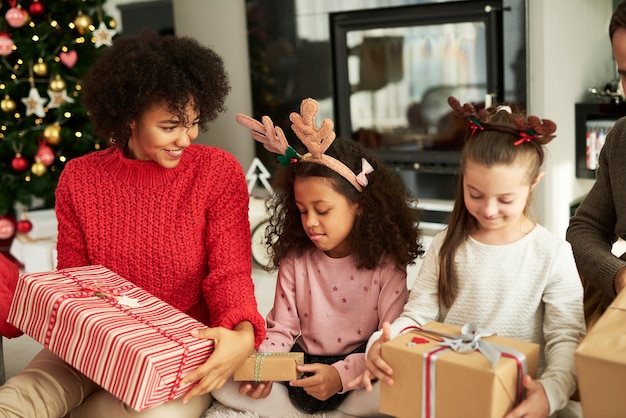 Gelukkige familie tijdens de kersttijd