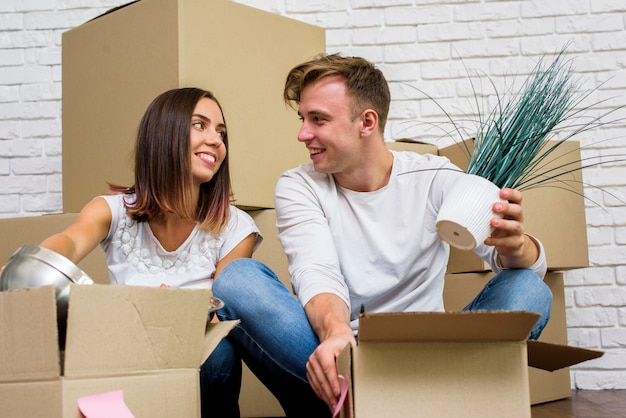 Gratis foto gelukkige familie uitpakken van dozen