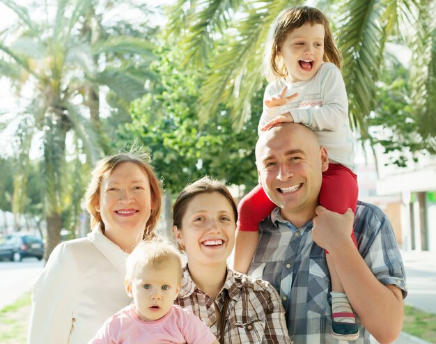 gelukkige familie van drie generaties in de zomer