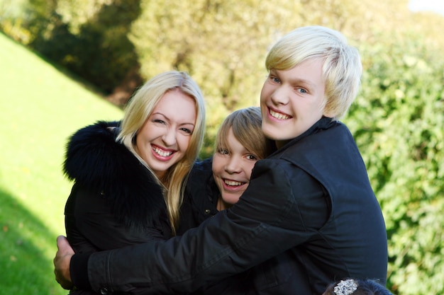 Gelukkige familie veel plezier in het park