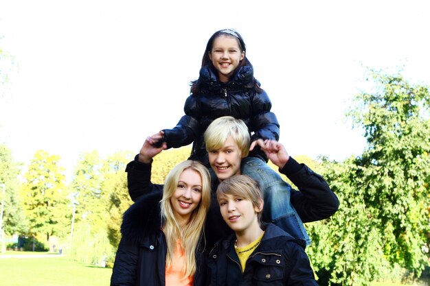 Gelukkige familie veel plezier in het park