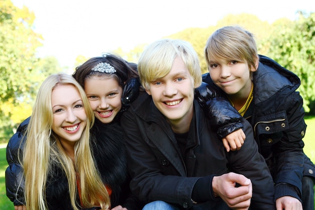 Gratis foto gelukkige familie veel plezier in het park