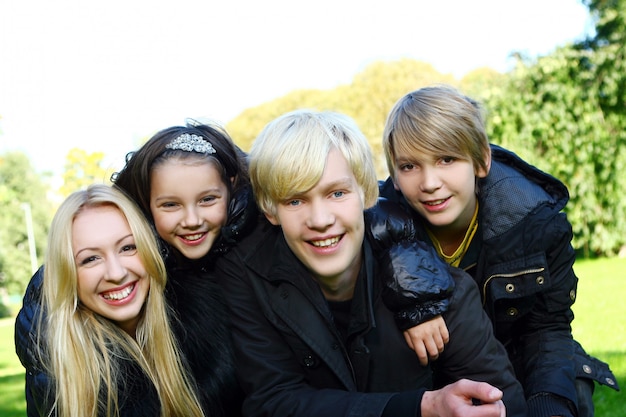 Gelukkige familie veel plezier in het park