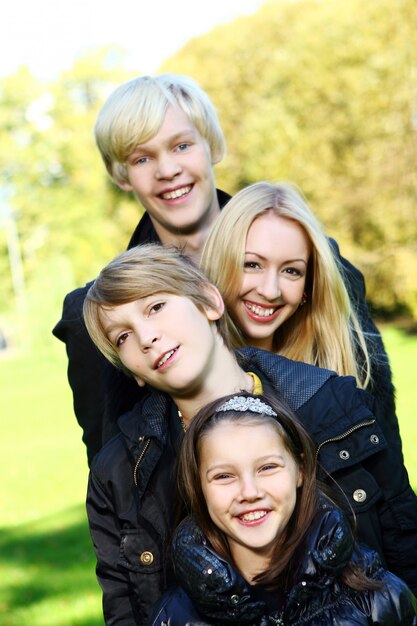 Gelukkige familie veel plezier in het park