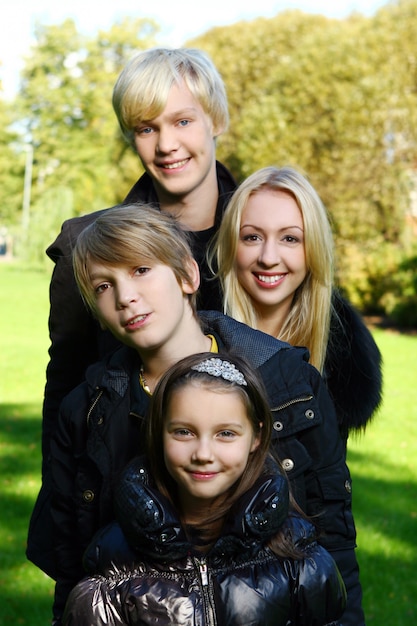 Gelukkige familie veel plezier in het park