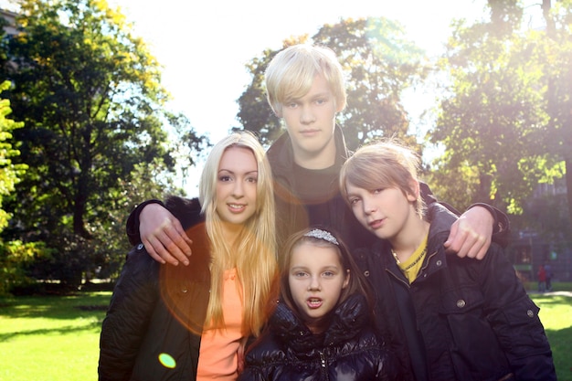 Gelukkige familie veel plezier in het park