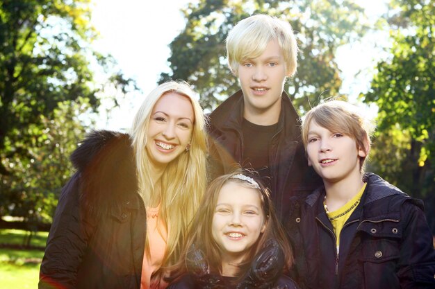 Gelukkige familie veel plezier in het park