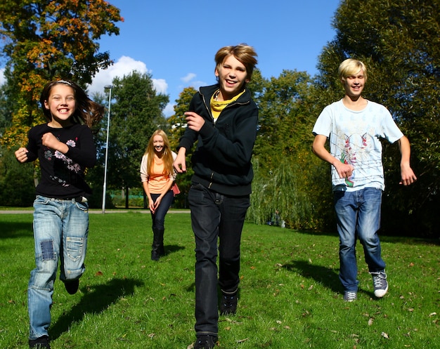 Gelukkige familie veel plezier in het park