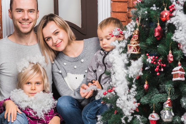 Gelukkige familie vieren Kerstmis