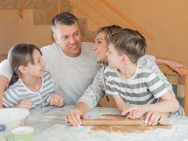 Gelukkige familie vieren vaderdag