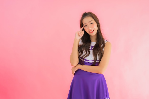 Gelukkige glimlach van de portret de mooie jonge Aziatische vrouw cheerleader