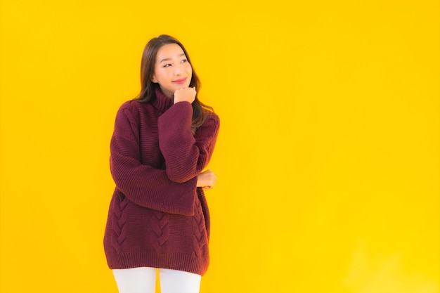 Gelukkige glimlach van de portret de mooie jonge aziatische vrouw