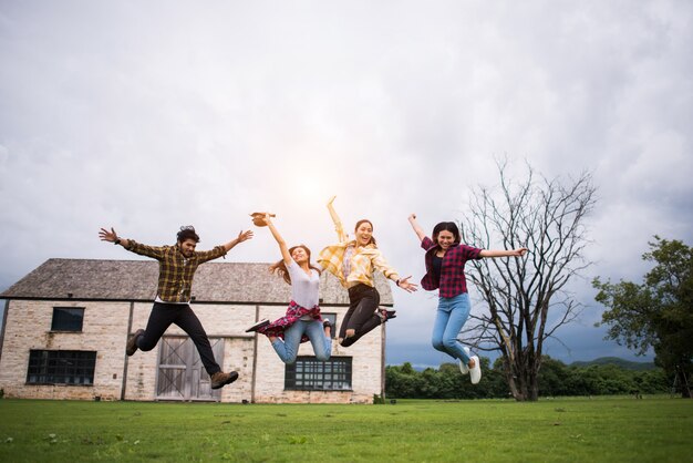 Gelukkige groep tienerstudent die in park springt