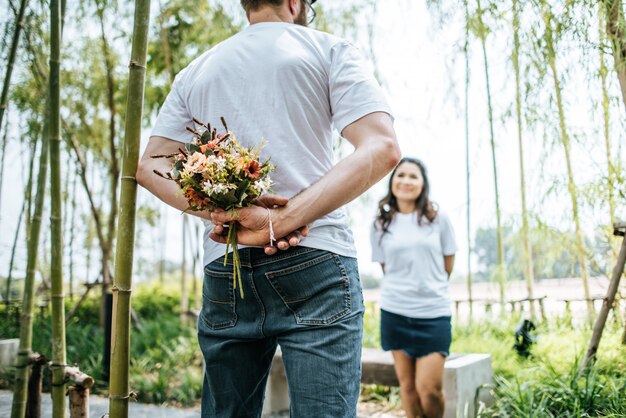 Gelukkige het glimlachen Paardiversiteit in liefdeenmoment samen