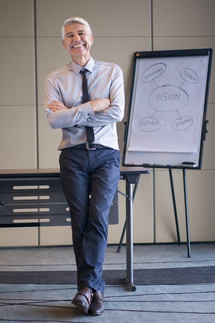 Gratis Foto gelukkige hogere spreker met flipchart en diagram