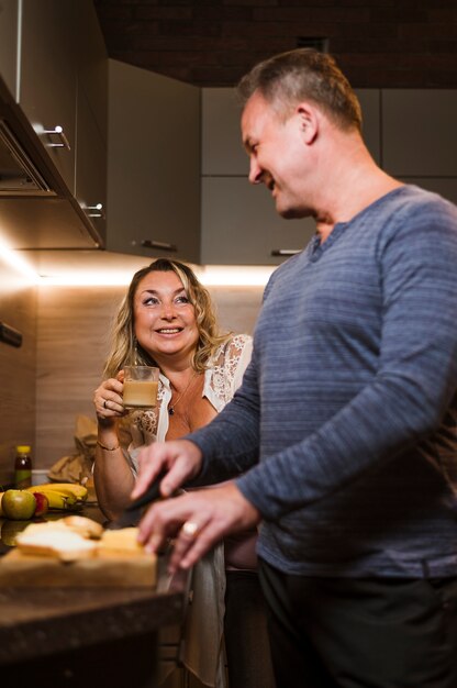 Gratis foto gelukkige hogere vrouw met echtgenoot