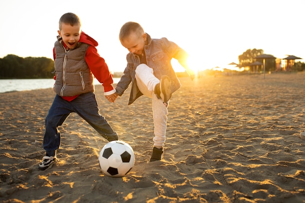 Gratis foto gelukkige jonge geitjes buiten spelen