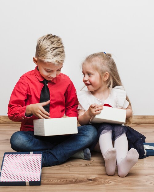 Gelukkige jonge geitjes met huidige doos