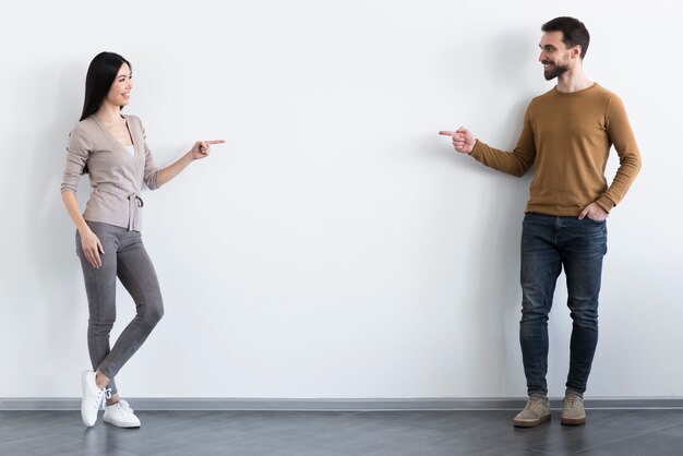 Gelukkige jonge man en vrouw die samen stellen