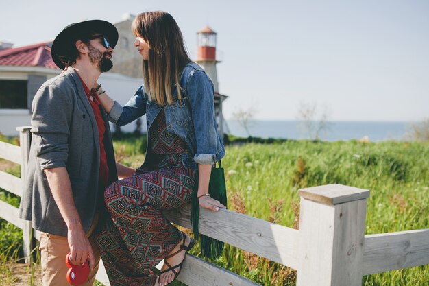 Gelukkige jonge stijlvolle hipster paar verliefd wandelen op het platteland, zomer stijl boho mode
