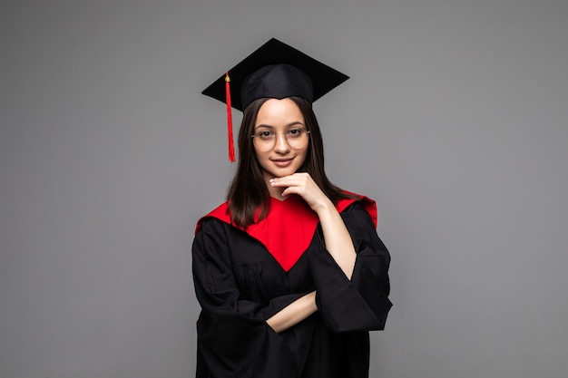 Gelukkige jonge student met diploma op grijs