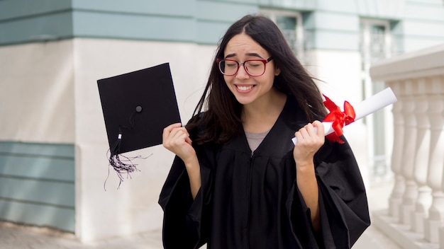Gelukkige jonge vrouw bij diploma-uitreiking