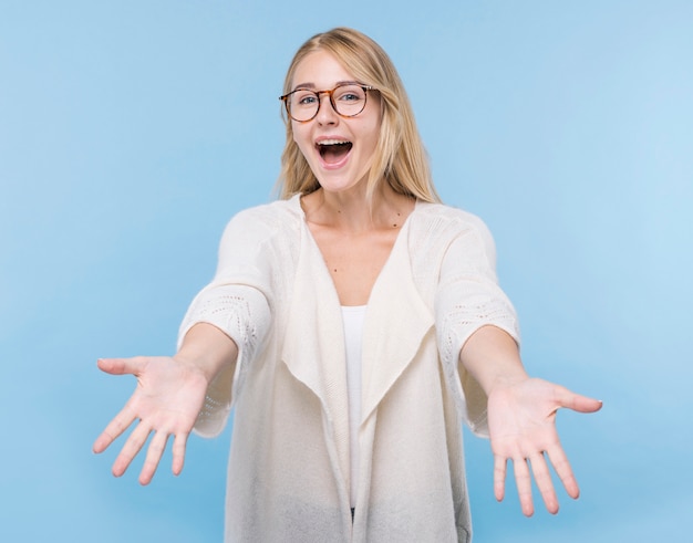 Gelukkige jonge vrouw met brillen