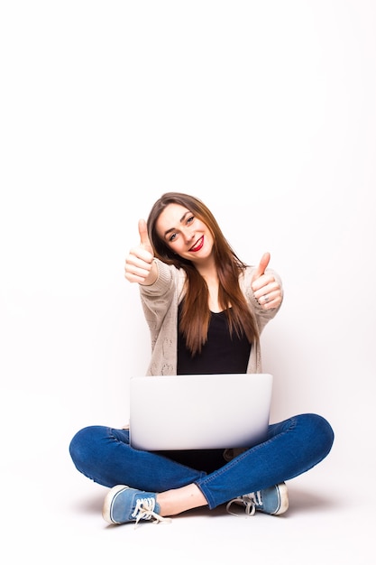 Gelukkige jonge vrouw met laptop over een wit