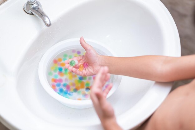 Gelukkige jongen die met de orbeez-ballen speelt