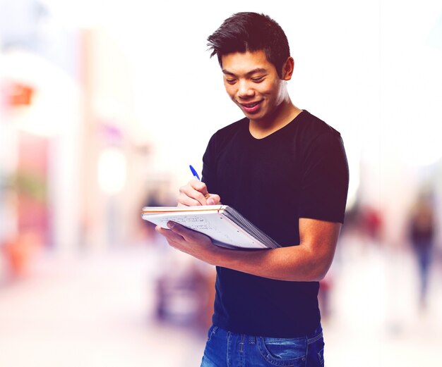 Gelukkige jongen schrijven in een notebook