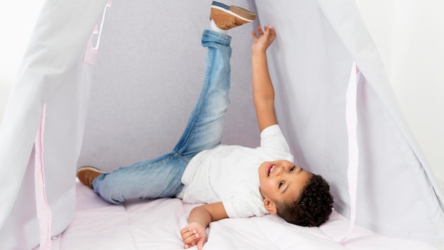 Gelukkige jongen spelen in tent