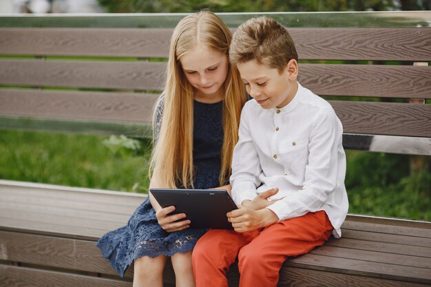 Gelukkige kinderen die dicht bij elkaar zitten en glimlachen