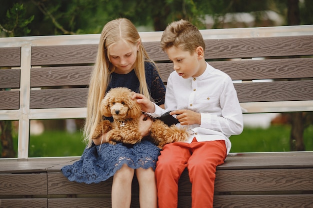 Gelukkige kinderen die dicht bij elkaar zitten en glimlachen