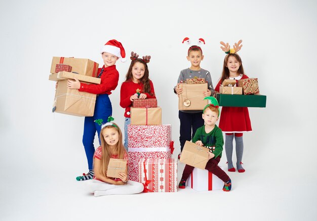 Gelukkige kinderen met veel cadeaus